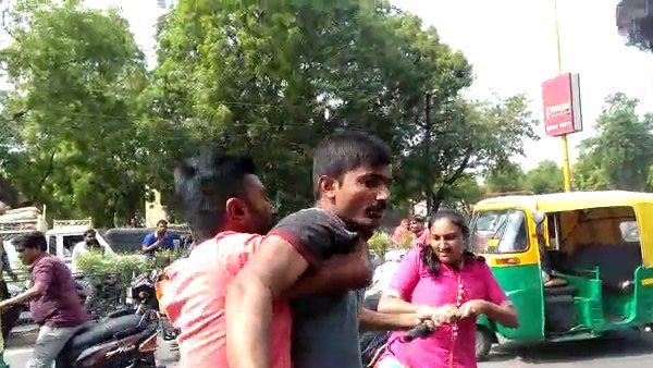 ऑटो वाले ने महिला को पुलिस की लाठी से पीटा