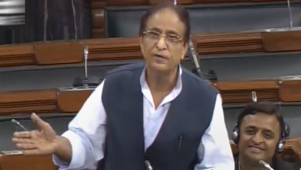 एक व्यक्ति लोगों की तरफ से दिए गए वोट के बाद यहां पर पहुंचता है