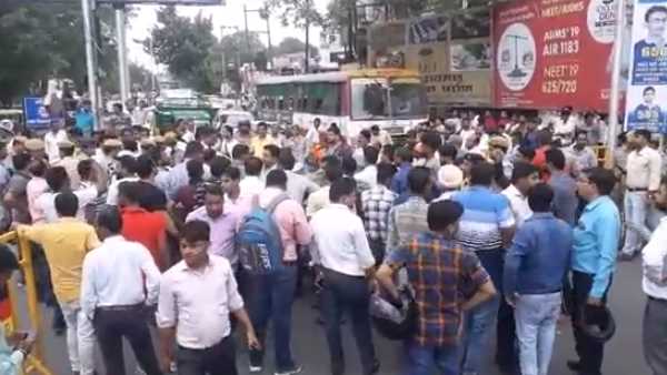 many bjp leaders protest against police for vehicle checking
