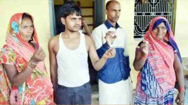 खोदाई के बाद ग्रामीणों को मिले सिक्के खोदाई के बाद ग्रामीणों को मिले सिक्के