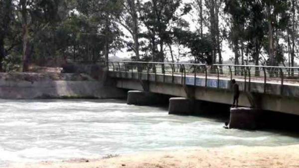 पगड़ी के एक हिस्से को पेट में बांधकर नहर में उतरा शख्स