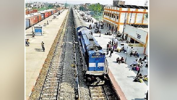 केबिन में पहुंचे और रुपये लूट कर फरार हो गए