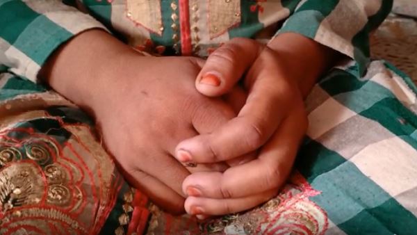 पति ने पत्नी को आपत्तिजनक हालत में पकड़ा