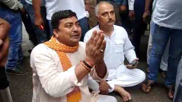 'पुलिस ने किया दुर्व्यवहार'