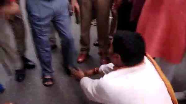 एसपी के छुए पैर