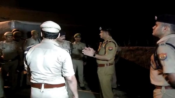 पीड़िता का परिवार भी धरने पर बैठा