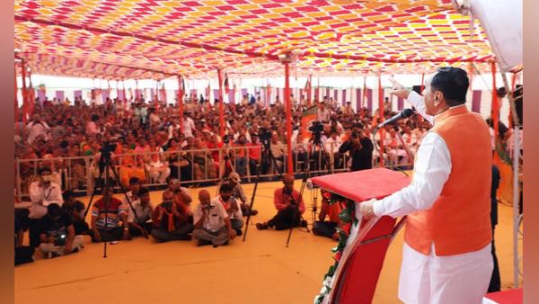 'पानी को गैरकानूनी तरीके से रोक नहीं सकता'