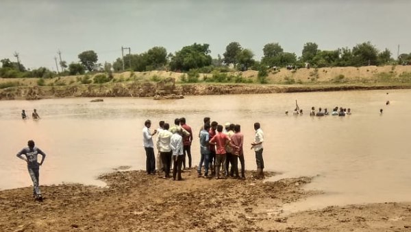 भैंस को पानी में जाता देख ओम कूदा