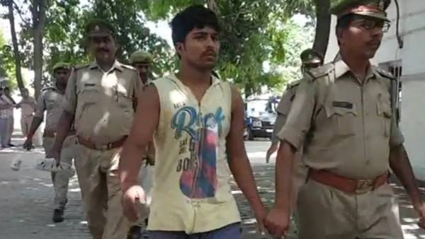 ट्रैक पर बंधे थे हाथ