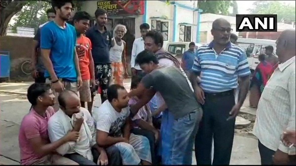 भीड़ ने पिकअप को कब्जे लेकर पुलिस को सूचना दी भीड़ ने पिकअप को कब्जे लेकर पुलिस को सूचना दी