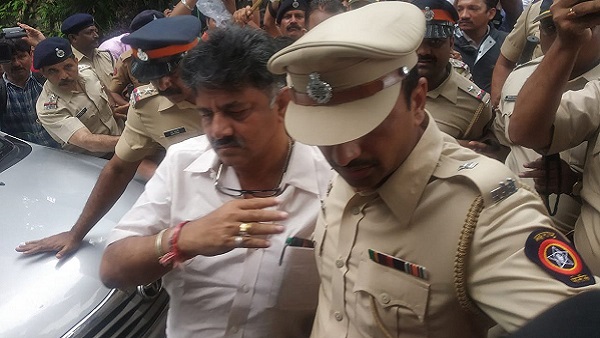 होटल ने रद्द की डीके शिवकुमार की बुकिंग