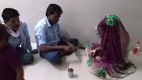 तांत्रिक ने आकर अस्पताल में शुरू कर दिया झाड़-फूंक तांत्रिक ने आकर अस्पताल में शुरू कर दिया झाड़-फूंक