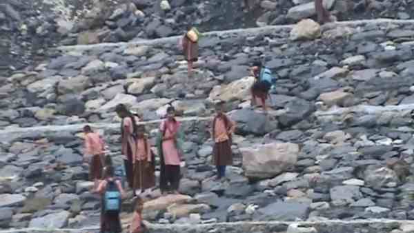 children life in danger while going to school