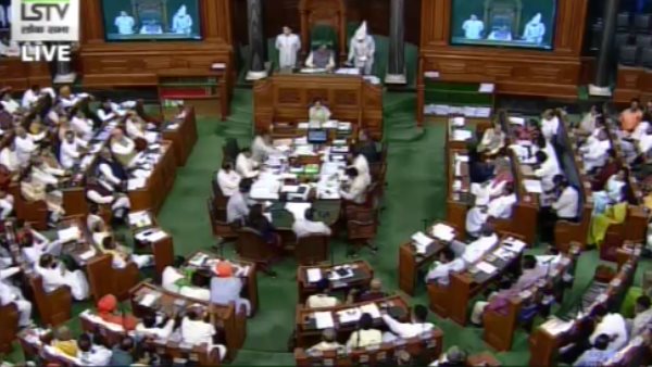 तीन तलाक बिल लोकसभा में पास, कांग्रेस, जदयू, टीएमसी का वॉकआउट तीन तलाक बिल लोकसभा में पास, कांग्रेस, जदयू, टीएमसी का वॉकआउट