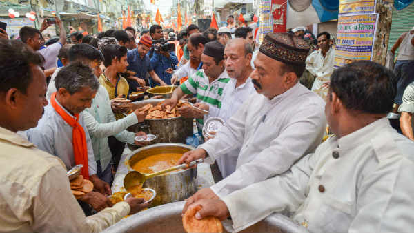 मुस्लिमों ने भी शोभा यात्रा में दिया योगदान