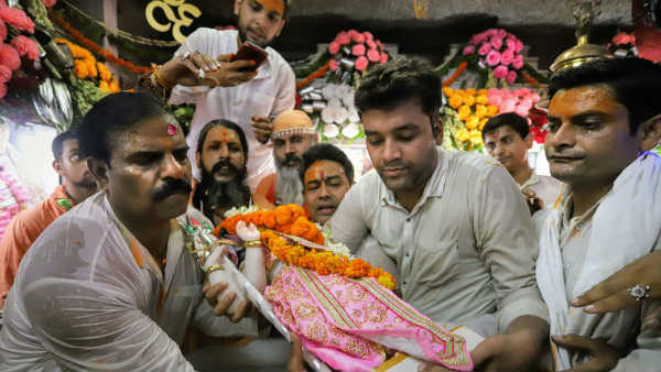 प्रतिमाओं की हुई प्राण-प्रतिष्ठा