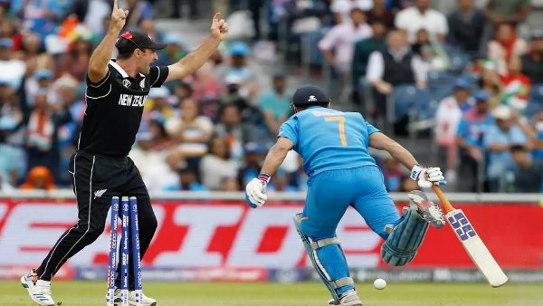 धोनी के आउट होने से फेन की मौत