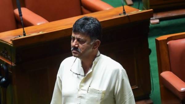 बागी विधायकों ने मेरी पीठ में छुरा घोंपा है बागी विधायकों ने मेरी पीठ में छुरा घोंपा है