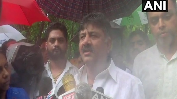 मुंबई पुलिस पर बरसे डीके शिवकुमार