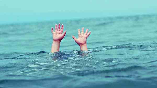 दो बेटियों फेंका तालाब में फिर खुद कूद गई