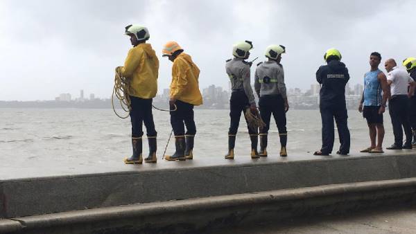 mumbai: two persons drowned at sea near Marine Drive, one Rescue mumbai: two persons drowned at sea near Marine Drive, one Rescue