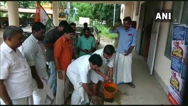 कांग्रेस के कार्यकर्ताओं ने प्रतीकात्मक 'शुद्धिकरण' किया