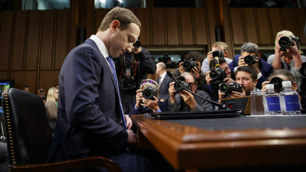 आरोपों के बाद जुकरबर्ग को नुकसान आरोपों के बाद जुकरबर्ग को नुकसान