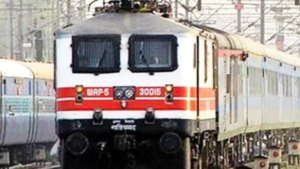 ट्रेन के टॉयलेट में छिपकर पूर्व विधायक ने बचाई जान