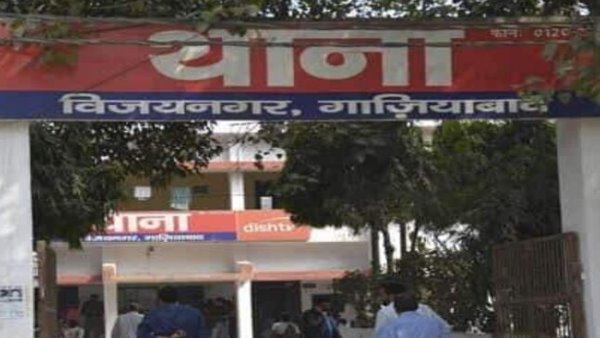 पुलिस के पास पहुंचे परिजन