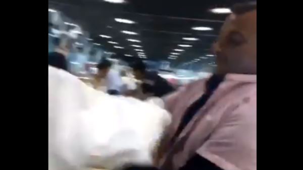 एक-एक कर पहन लीं 15 शर्ट एक-एक कर पहन लीं 15 शर्ट