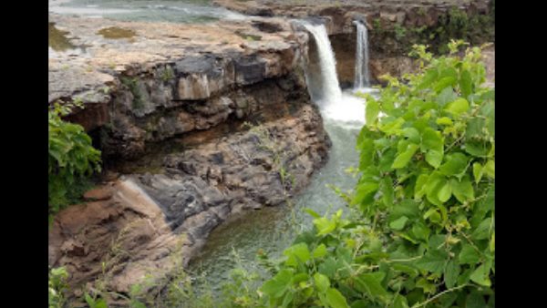 तीस मीटर ऊंचाई से बहता है ये झरना