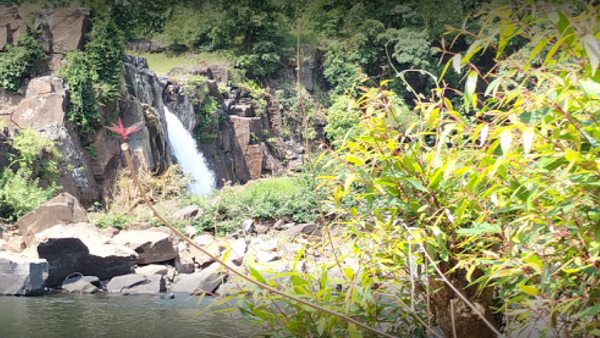 दूर से सुनाई दे रही पानी गिरने की आवाज