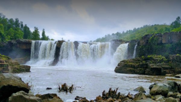 लोगों को झरने के नीचे जाने की मनाही