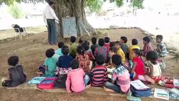 अन्य स्कूल 15 किलोमीटर दूर