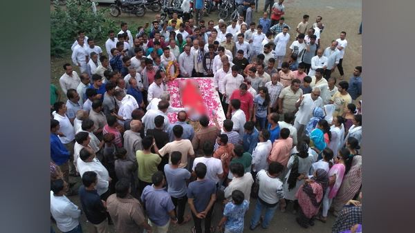 खुशबू का वो दोस्त भी आया अंतिम संस्कार में खुशबू का वो दोस्त भी आया अंतिम संस्कार में