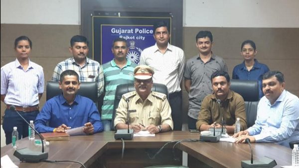 Crime branch busted gang of fraudsters who cheats more than 200 youths