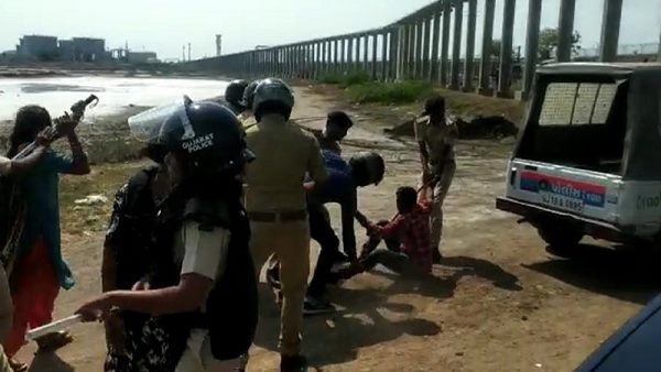 Jamnagar: GSFC dispute with villagers, police caught more than 50 peoples after clash Jamnagar: GSFC dispute with villagers, police caught more than 50 peoples after clash