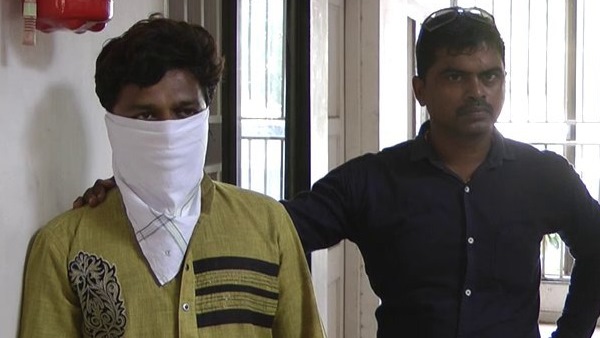 बच्चियों की शिकायत पर पैरेंट्स पहुंचे थाने