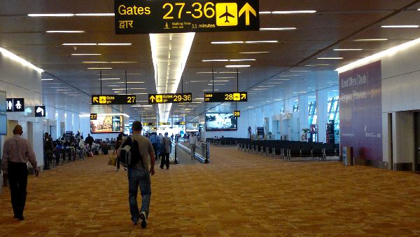 महिला ने चेयर के नीचे रखा था बैग