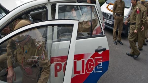 दोनों बीवियों के साथ एक ही घर में रहता था आरोपी