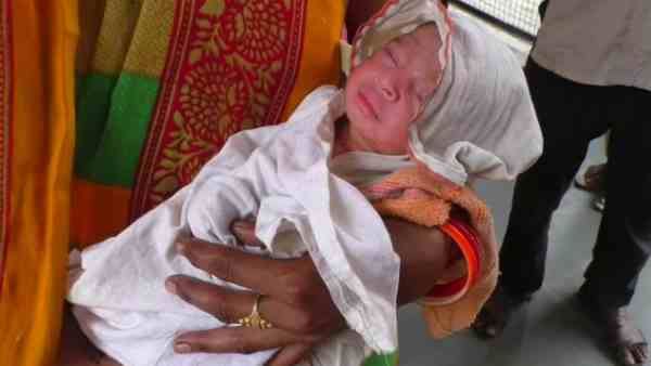 दूसरी मां ने लिया बच्ची को गोद