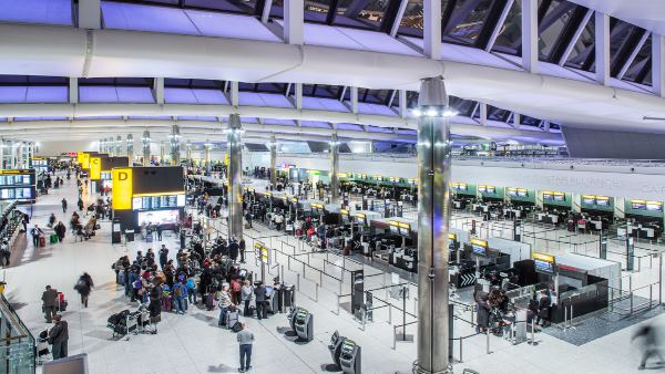 बच्चे के चलते 4 घंटे लेट हुई फ्लाइट