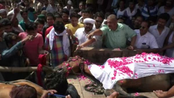 अंतिम संस्कार में पहुंचे सैकड़ों लोग अंतिम संस्कार में पहुंचे सैकड़ों लोग