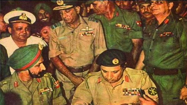 बरसती गोलियों के बीच हेलीकॉप्टर लेकर उतरे बरसती गोलियों के बीच हेलीकॉप्टर लेकर उतरे