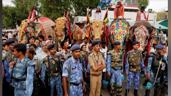 सोने की झाड़ू से साफ किया गया रास्ता