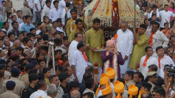 मुख्यमंत्री ने रथ खींचकर कराया प्रस्थान