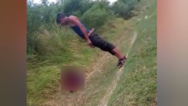 दरिंदों से रहम की गुहार लगाती रही लड़की, लेकिन...