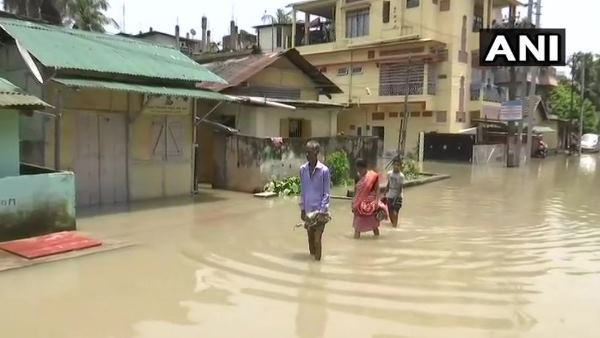 बाढ़ पीड़ितों की मदद में जुटी सेना