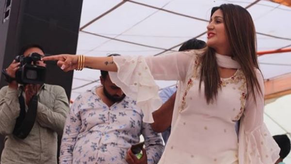 सपना के कार्यक्रम में हुआ बवाल सपना के कार्यक्रम में हुआ बवाल