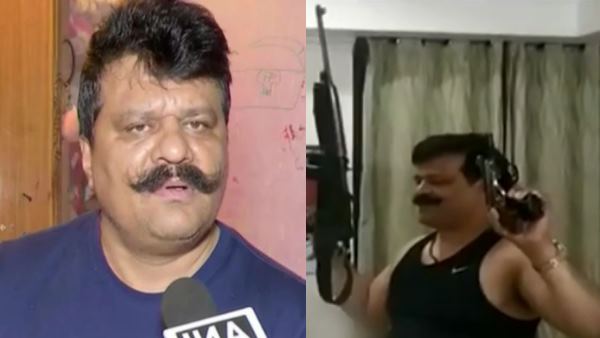 हाथ में दो रिवाल्वर और कंधे पर एक कार्बाइन